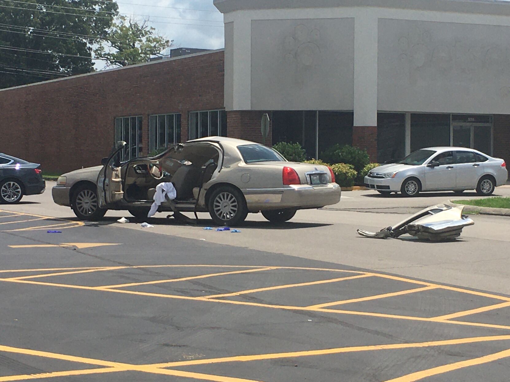 Wreck Lincoln on North Jackson